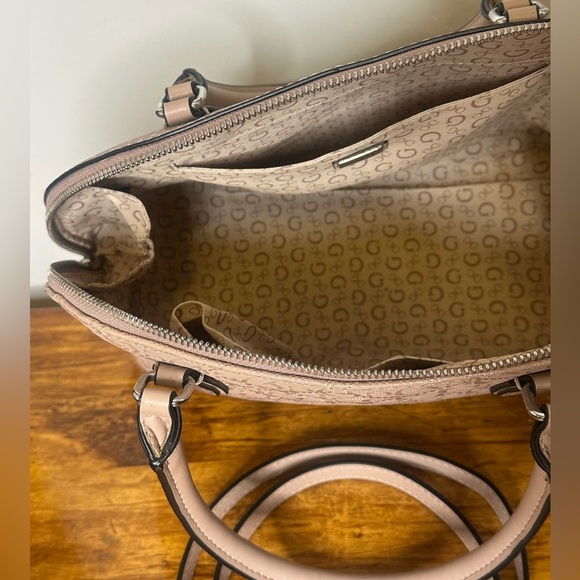GUESS purse with a removable shoulder strap. - Picture 7 of 12